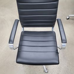 Black Medium Chair 