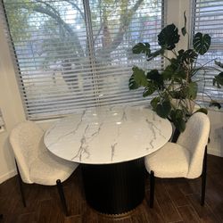 Modern Metal Base Faux Marble Table 2 Boucle White Chairs  