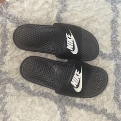 size 7 nike slides