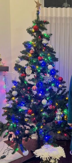 Pre-Lit Artificial Christmas Tree with Ornaments ā Detachable/Expandable