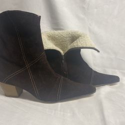 BRAND NEW LADY'S BOOTS
BOTH THEM IN MEXICO SIZE 6, US SIZE 8 $25 EACH