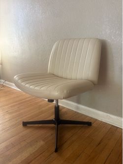 Spinning desk chair