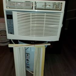 BEST HOME WINDOW AC USED WORKS GOOD..TEST IT BEFORE YOU BUY IT REALLY FRESH...COMES WITH REMOTE...AVAILABLE FOR FAIR OFFERS..