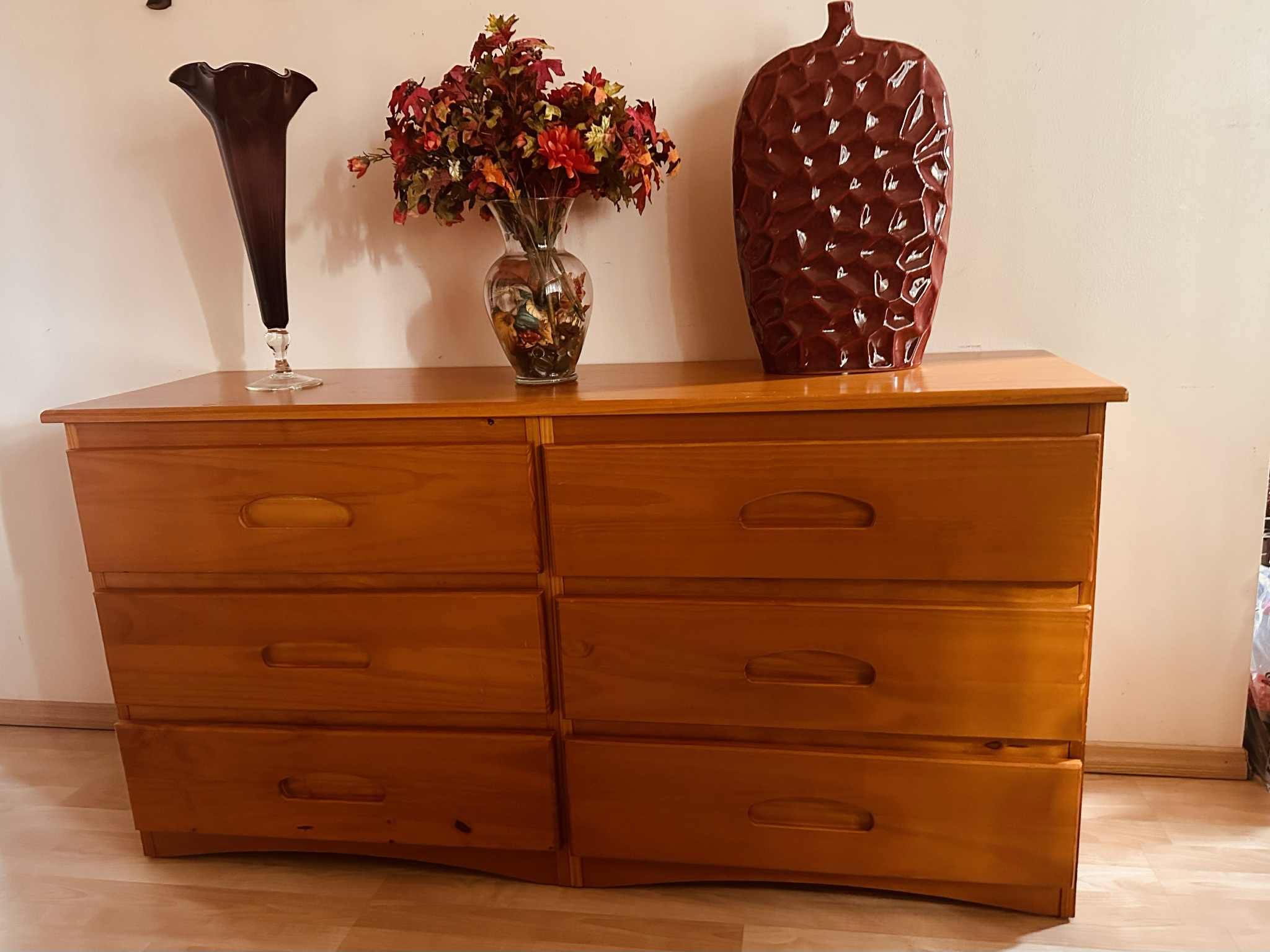 Beautiful, solid wood 6 Drawer dresser, chest