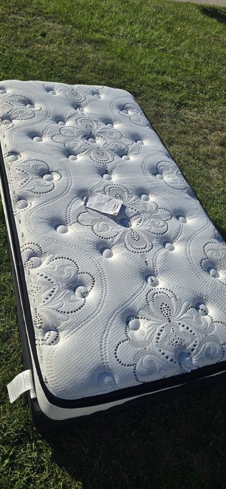 Twin Sized Mattress And Boxspring