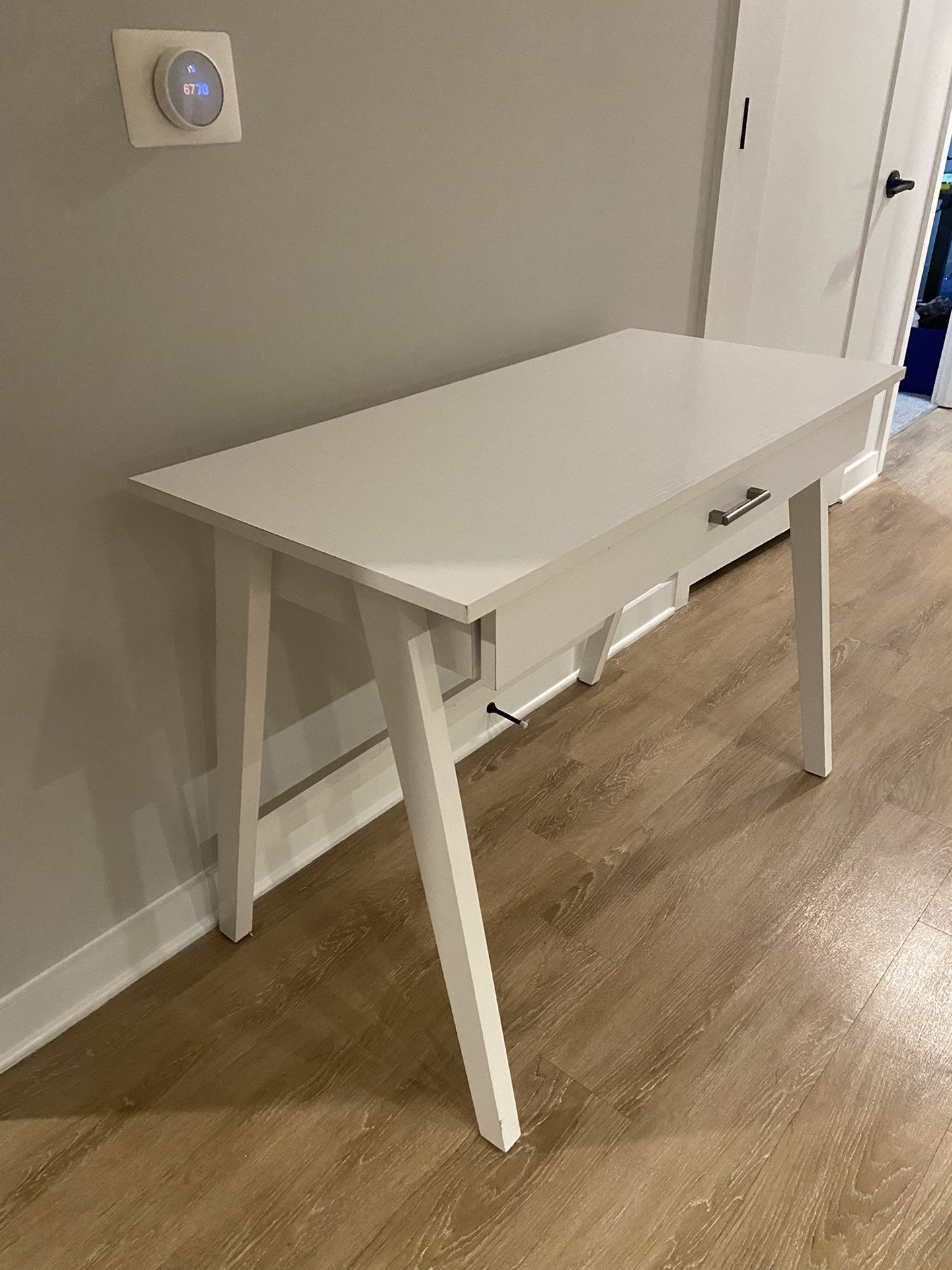 White Desk - In Excellent Condition 