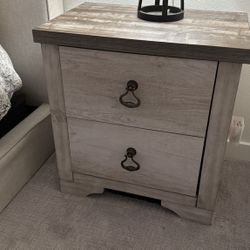 Beautiful Dresser/set Of 2 Nightstand 