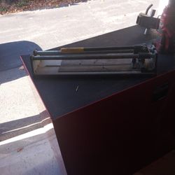 Tile cutter