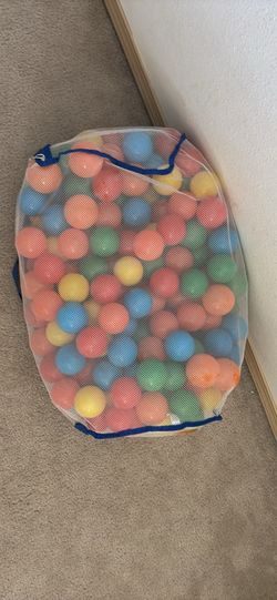 Plastic play balls