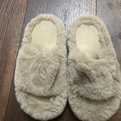Womans Light Brown Slippers Size 7/8 