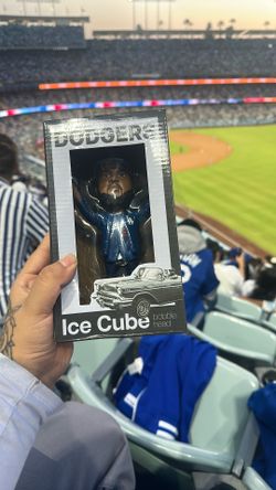 Ice cube bobble head