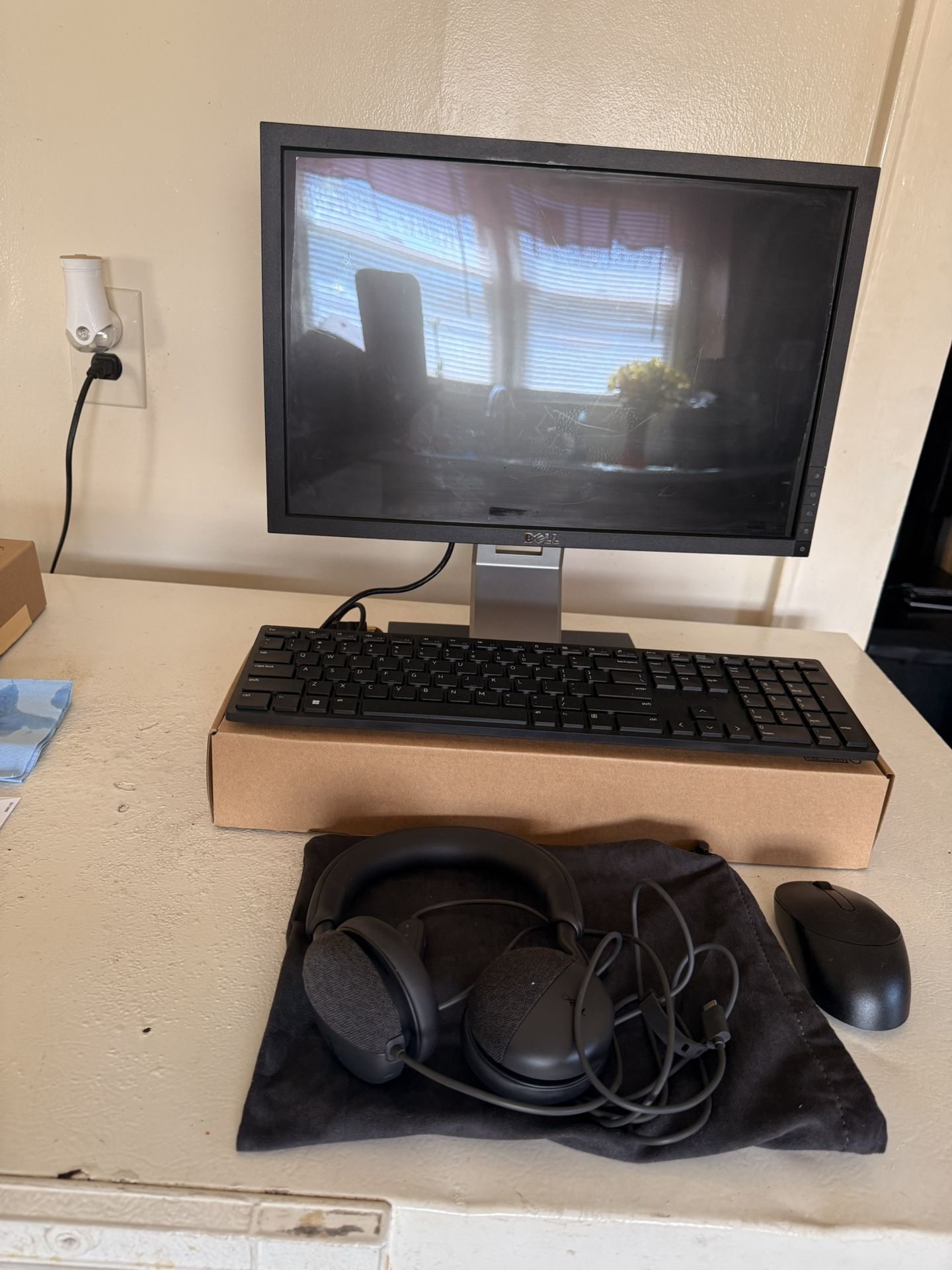DELL-monitor, Headset, Keyboard & Mouse 