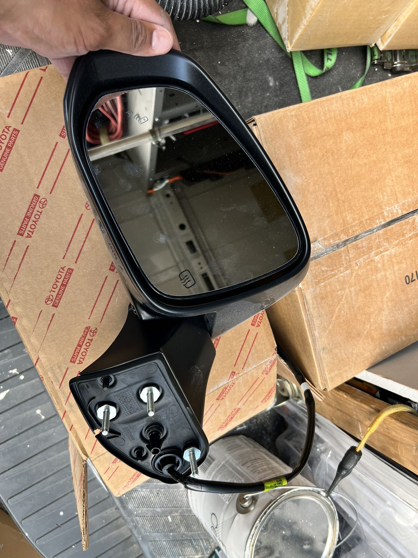 2020-23 Toyota Highlander LH side mirror without mirror cap. Heated mirror & break away