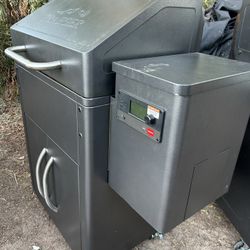 TRAEGER LIKE NEW SILVERTON 620 PELLET GRILL SMOKER WITH TECHNOLOGY