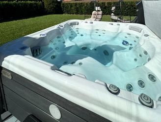 Wellis Hercules 85 X 85 X 36 Hot Tub 45 Jets