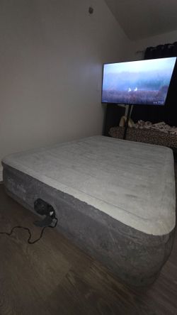 Queen Air Mattress Built-in Pump Carrying Bag Included