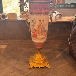 Limoges porcelain vase ,likely from the early 20th century, characterized by its hand-painted decoration and gilt bronze h
