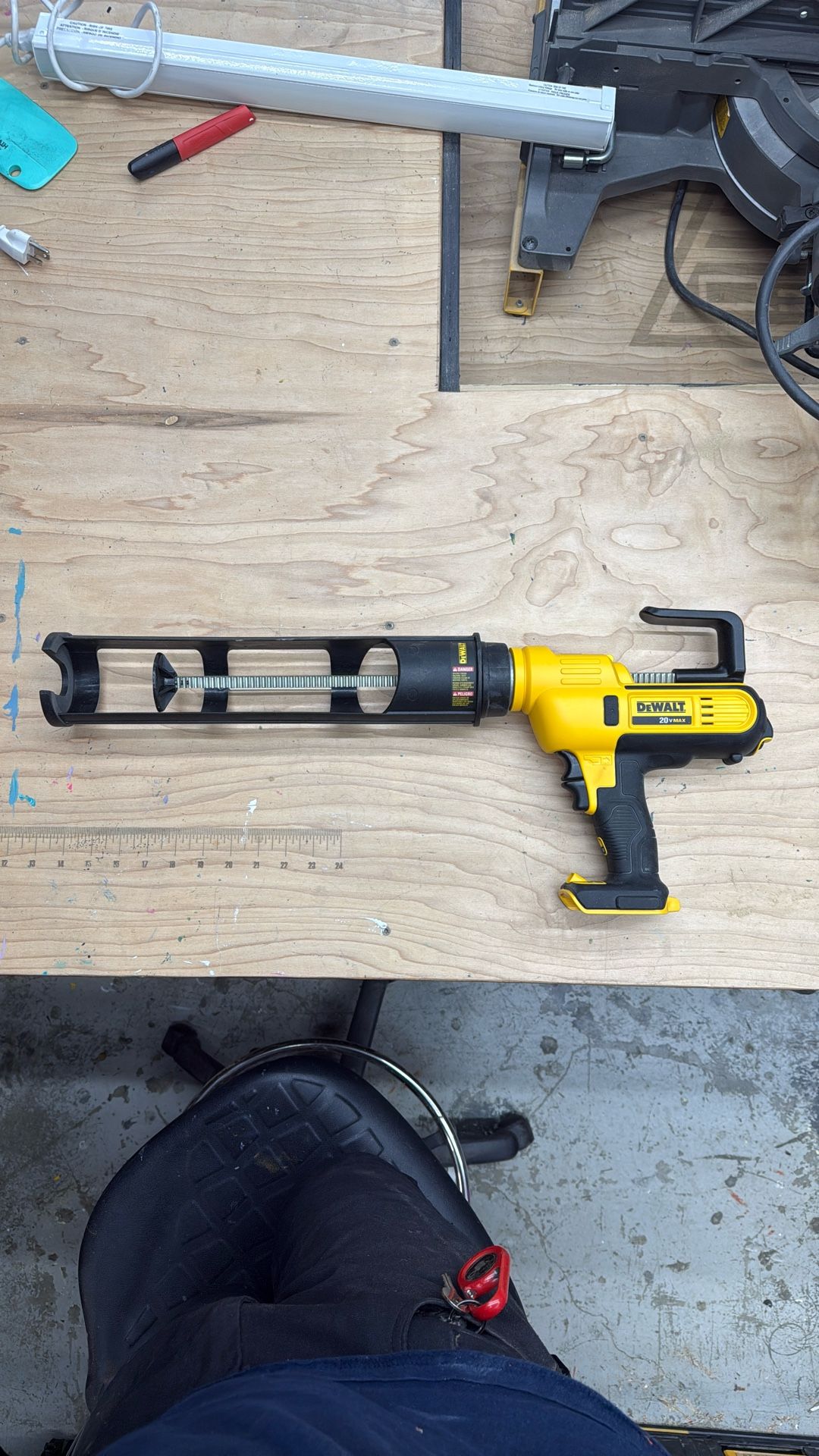 DEWALT 20v Adhesive Caulk Gun For 29oz Tubes Only (tool only)