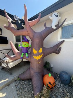 OUTDOOR INFLATABLE HALLOWEEN DECORATION, FREE DELIVERY 75$$ like new