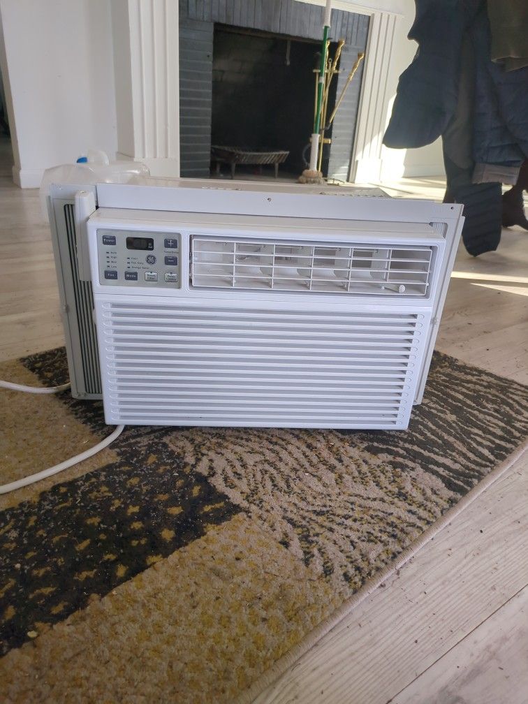 AC(AirConditioner/cooler)
GE 6,000 BTU window air conditioner with a remote