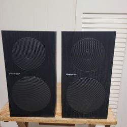 PIONEER BOOKSHELF SPEAKERS