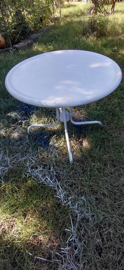 White Round Metal Outdoor Patio Table