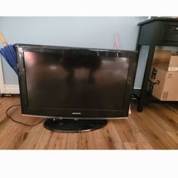 32inch.  Flat TV.  MAKE A  OFFER 
