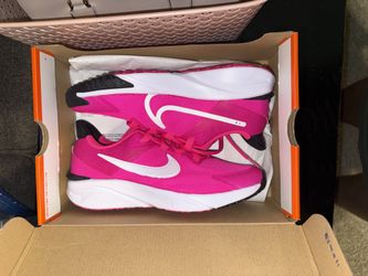 💗Brand New  Nike Women’s Running Shoes – Size 6
