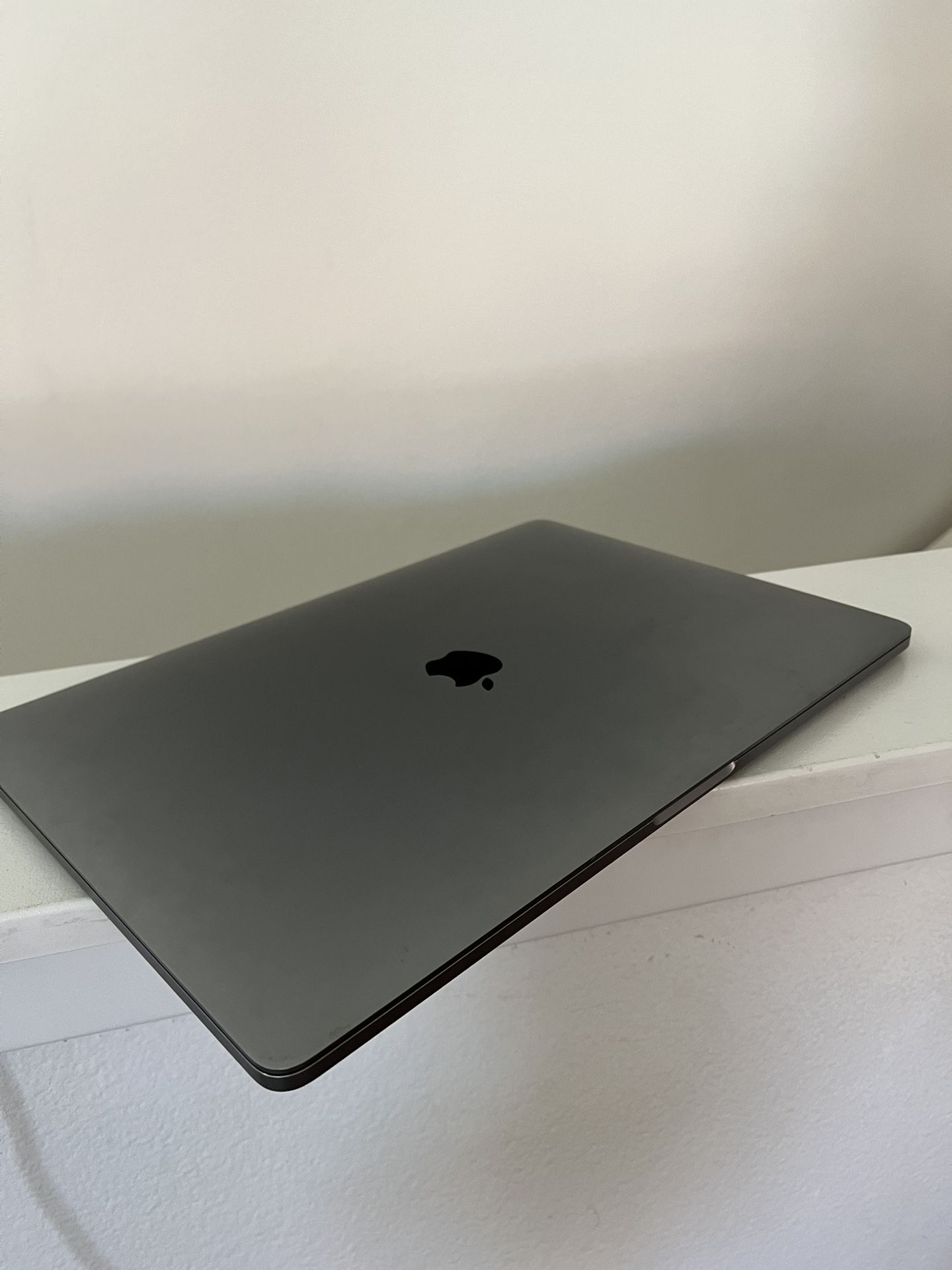 Apple 2017 MacBook Pro with 3.1GHz Intel Core i7, 15-inch, 16GB RAM, 250GB Storage - Space Gray