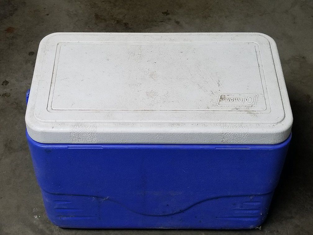 Small Coleman cooler. 19 by 11 by 13 in tall good condition Long Beach 92814 cash only