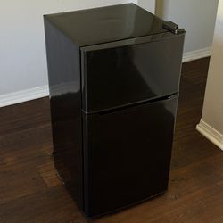 Mini-Refrigerator/Mini Fridge