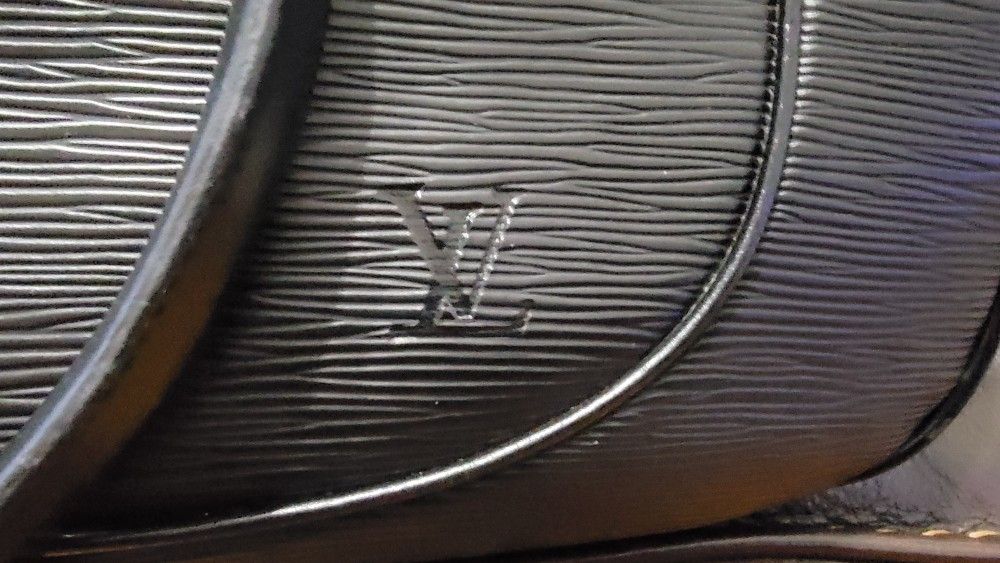 (Genuine) Louis Vuitton
Black Epi Leather Dhanura GM Bag