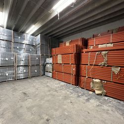 Teardrop Pallet Racks Wire Decking Forklifts 