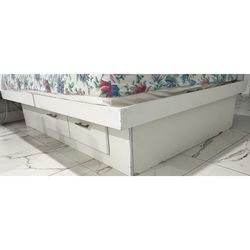 Wood Queen Size Bed Frame Only With Storage Drawers - Used Marco de cama