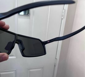 New,,,, Oakley songlasses  polarized,