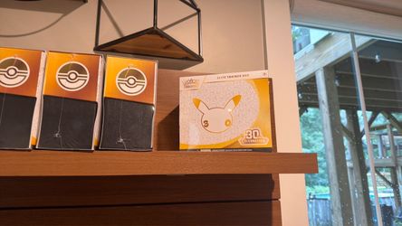 Pokémon 30th Celebration Elite Trainer Box