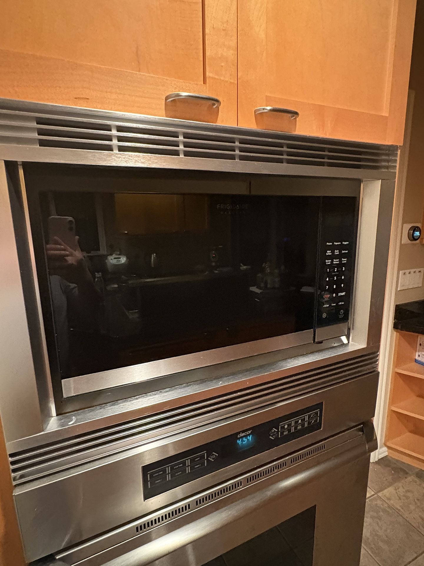 Frigidaire 2.2 cu ft Microwave (Like New)
