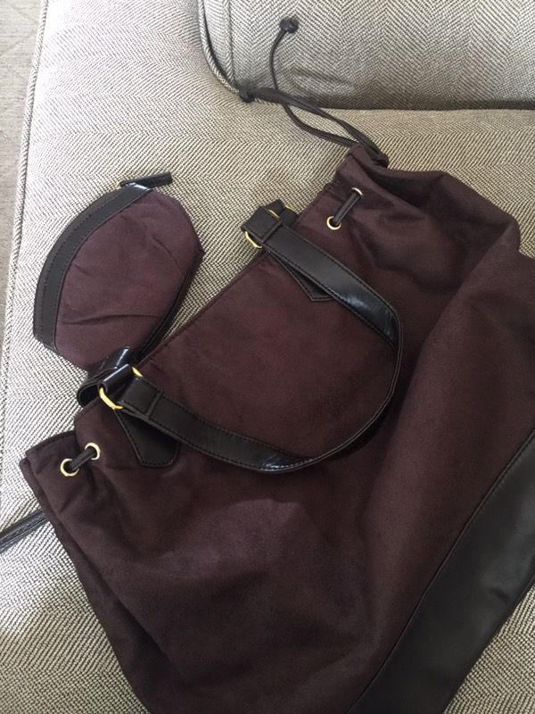 Large tote purse with small matching coin purse. 14“ x 18“. In new condition. Leather and suede look