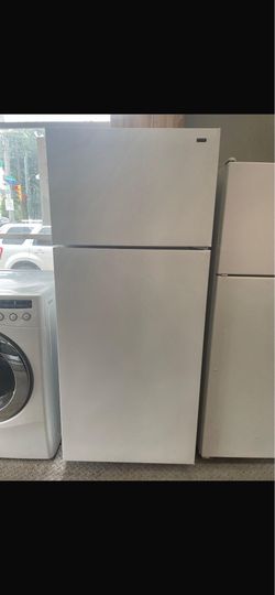 Hotpoint 28” Top Freezer-Bottom Refrigerator