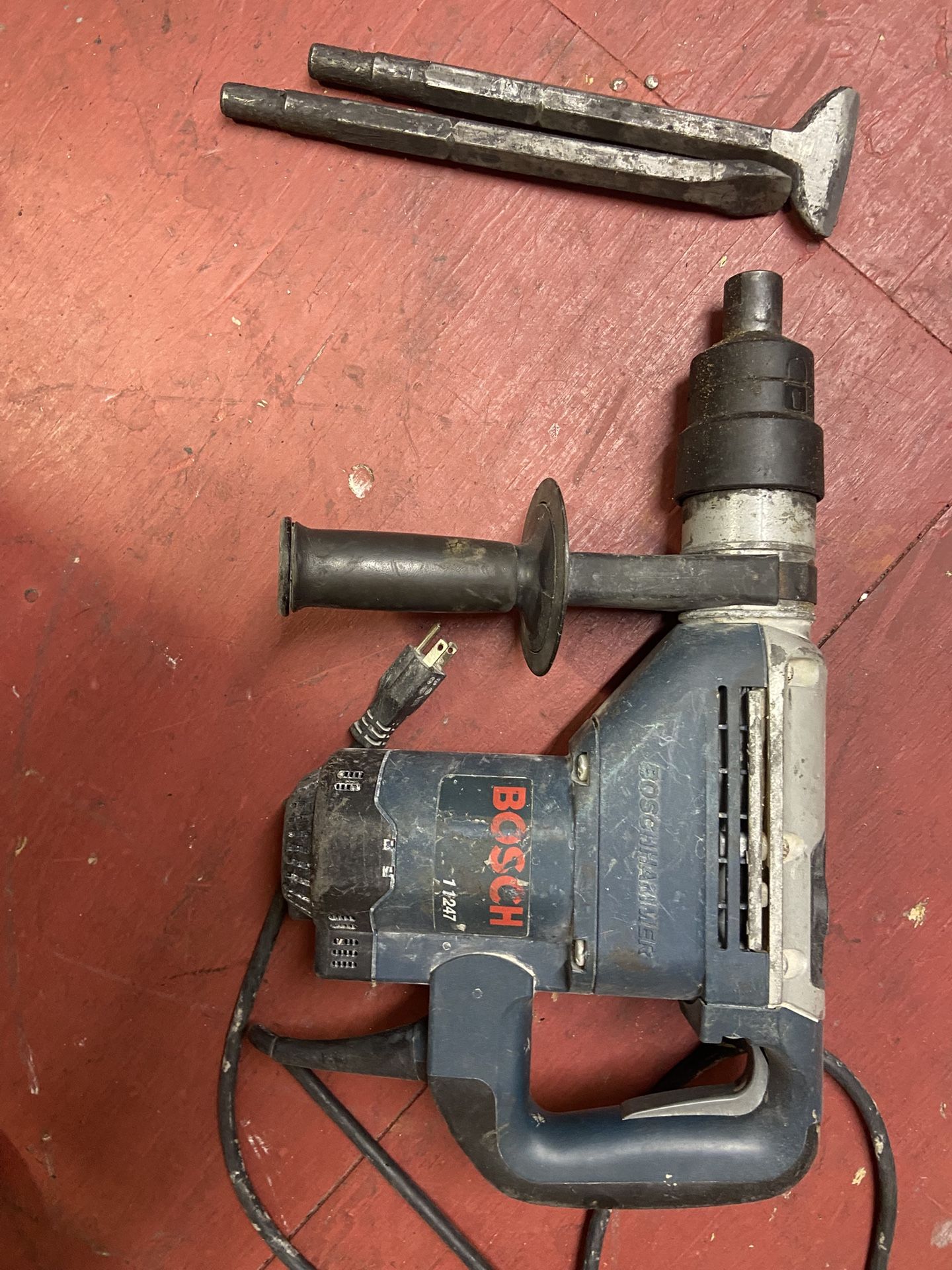 Bosh demolition hammer, Carrying Case And Two Chisels Included