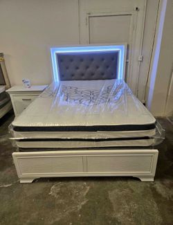 Queen size bed frame new in a box mattress included  we offer same day delivery   Cama Queen size Nueva en Caja Colchon. Incluido entregamos a domicil