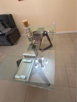 Extendable glass table