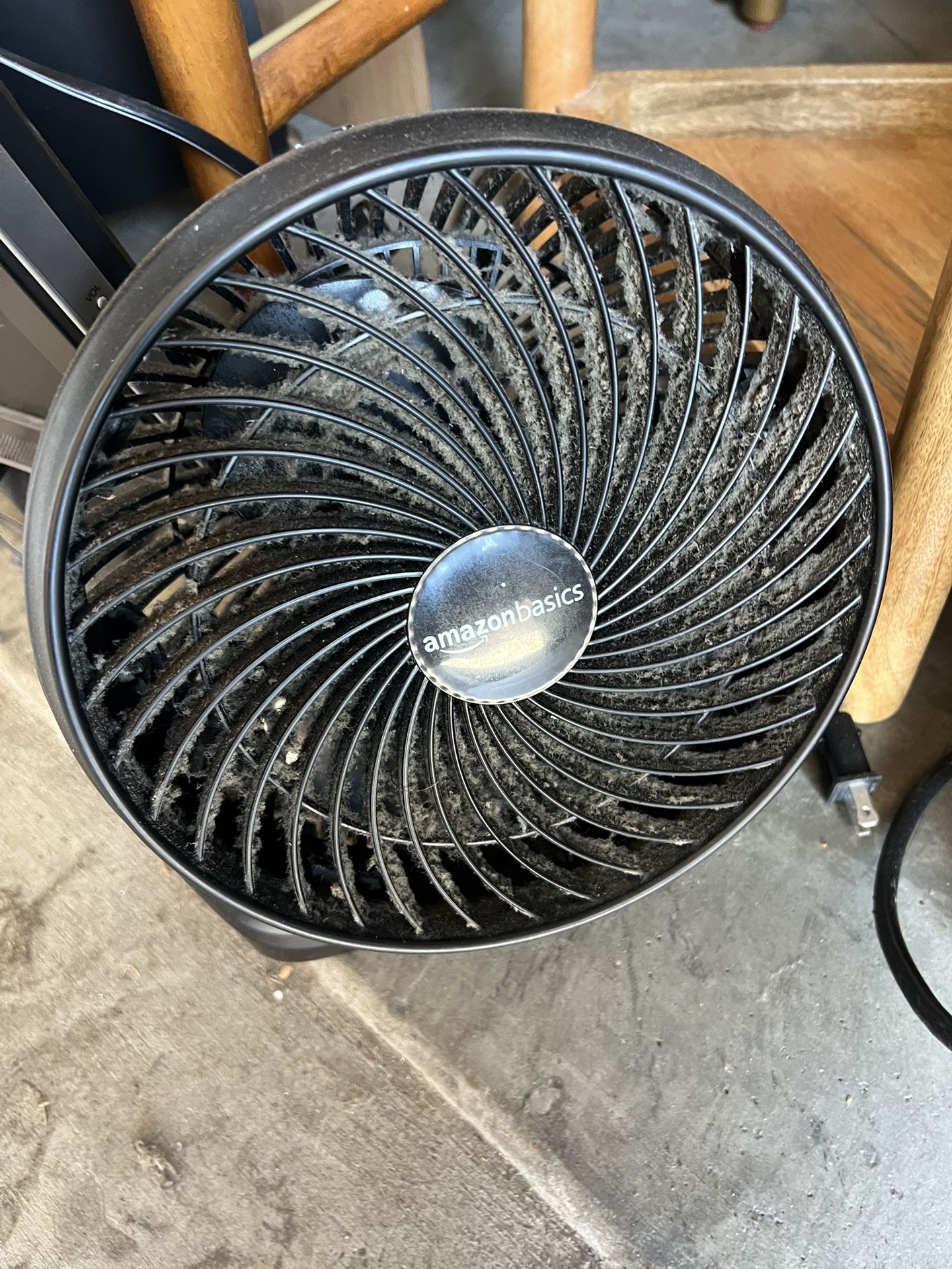 AmazonBasics Table Fan – Works Great Just Needs Cleaning