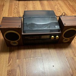 Boytone  Classic Style Record Player Turntable With Am/fm