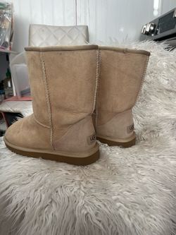 Women’s UGG Classic Short size 9w