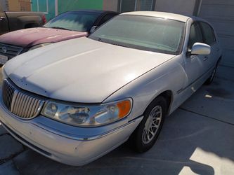 2002 Lincoln Town Car