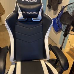 GTRACING gaming chair (mint condition.)