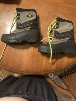 Kids boots size 13c