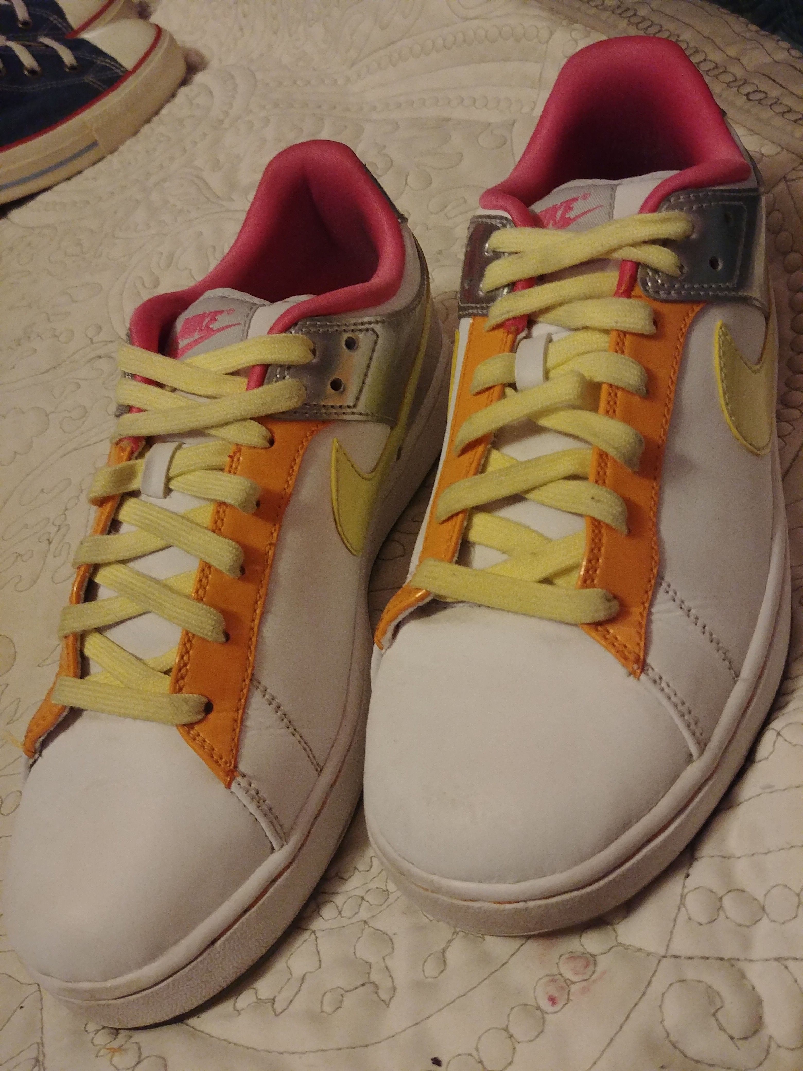 Nike Retro Rare Girls sz7 Multi Colored Sneaker