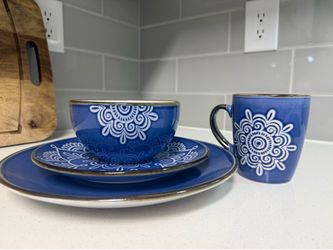 16 piece medallion Dinnerware Set